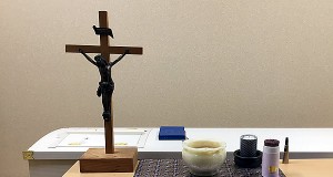救いのしるし十字架と柩